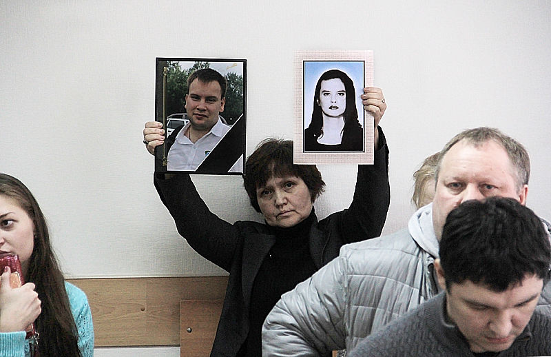 Родственники погибшего Дениса Дьякова принесли в зал суда его фотографию и снимок его не пережившей горя матери Фото Анны Неволиной 