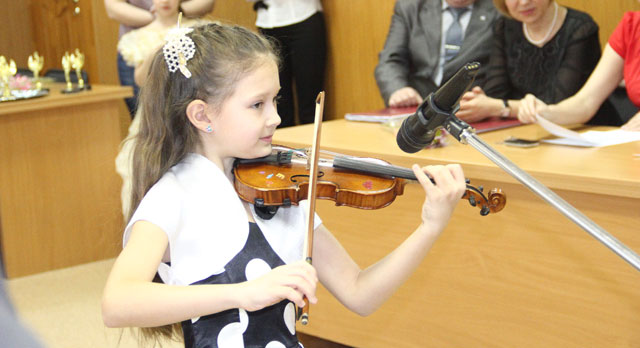 Воспитанница детской школы искусств юная скрипачка Аня Суворова растрогала гостей композицией в своем исполнении.