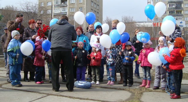 Дети из д/с №50 вместе с ликвидаторами катастрофы чернобыльской АЭС поют песню "Мы желаем счастья вам".