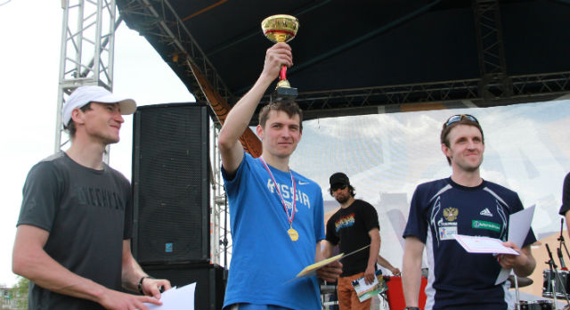 Житель Ревды Алексей Пагнуев стал победителем пробега. 12 км он преодолел за 44 минуты 37 секунд. Остальные участники, занявшие призовые места, получили денежные подарки от спонсоров — интернет-магазина «Е 96», магазина «СОМ» и оператора «Мотив».