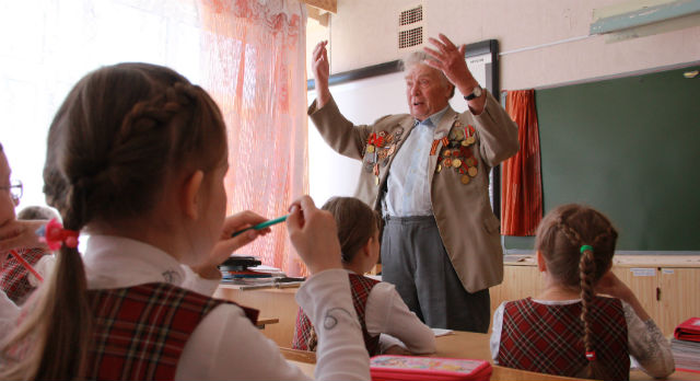 Ветеран ВОВ Михаил Усов был рад рассказать детям о своих подвигах и забавных исторях, которые случались с ним на фронте. Дети были в восторге, и не отходили от него даже в перемену.