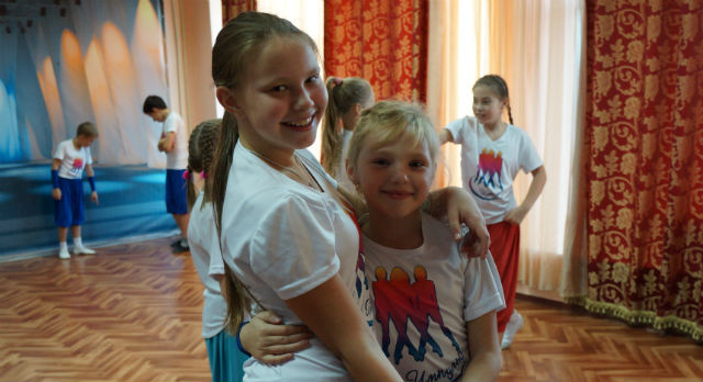 Две подружки, никогда не отказывающиеся от конфет Настя Черепанова и Настя Копытова.