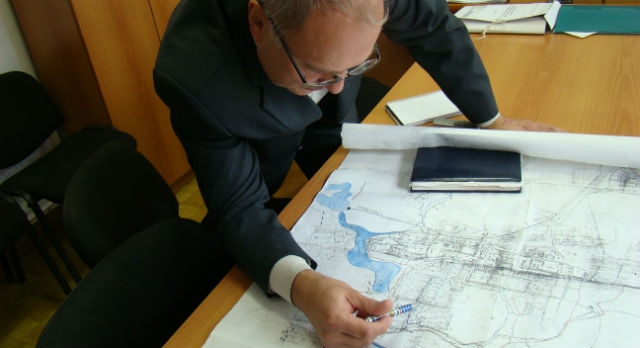 Сергей Гайдуков показывает схему водоснабжения дома, подвергшегося гидроудару.