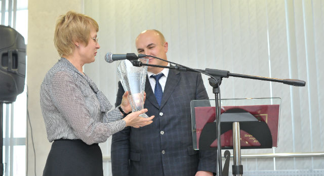 Елена Чечунова вручает Николаю Козлову "кубок победителя"