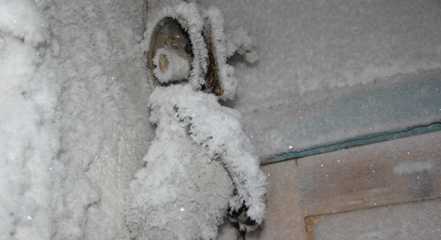 Сугробы на дверь. Дверь замело снегом. Снег под дверью квартиры. Растапливатель снега. Плавить снег.