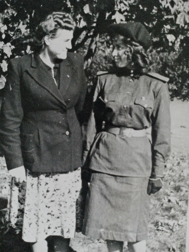 Генриетта Кичкировская (справа) с подругой во время службы в Германии Фото из личного архива Генриетты  Кичкировской
