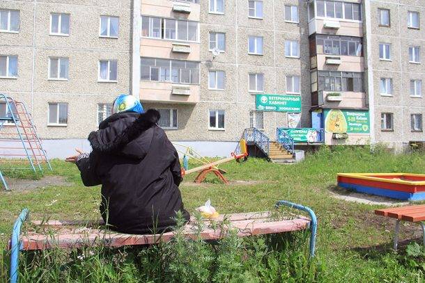 Дом девушек вылетает на соседке