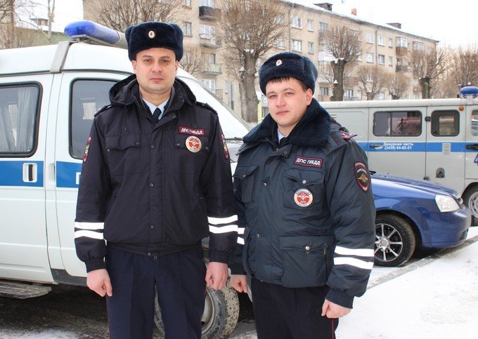 Полицейские отогрели двух женщин в машине — Городскиевести