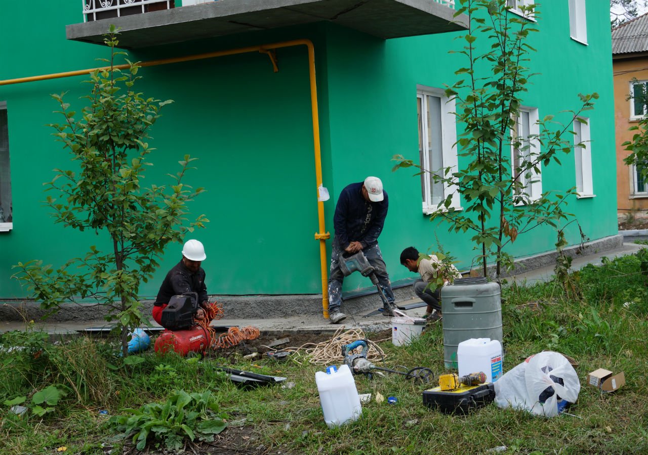 Две бригады мастеров делали столы причем первая бригада сделала 336