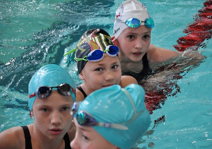 Юным пловцам Первоуральска подарили новый тренажер. И тренировку с ...