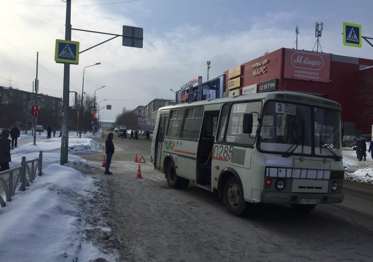 От автобусной остановки одновременно в одном направлении отошли автобус и пешеход скорость автобуса