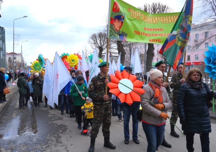 Хозяйка Медной горы, оркестр и артисты на ходулях: как в Первоуральске ...