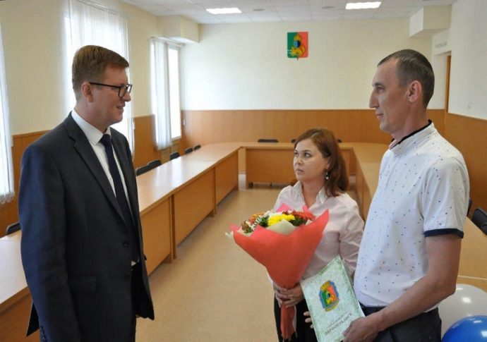 Молодая семья из Первоуральска получила жилищный сертификат на 600 тысяч рублей