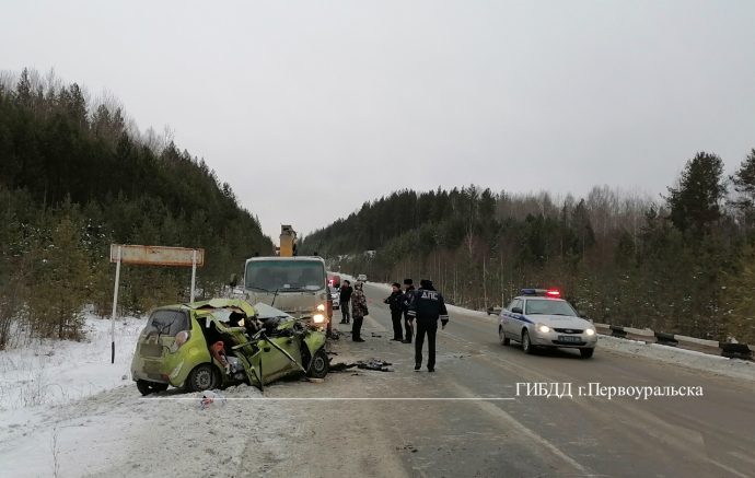 Под Первоуральском легковушка врезалась в манипулятор. Один человек ...