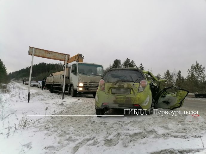 Под Первоуральском легковушка врезалась в манипулятор. Один человек ...