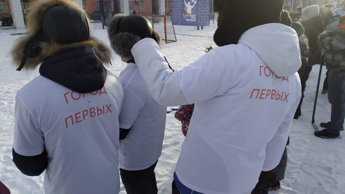 Женщина в фуфайке и валенках фото