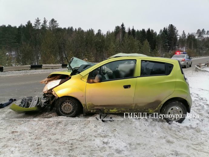 Под Первоуральском легковушка врезалась в манипулятор. Один человек ...