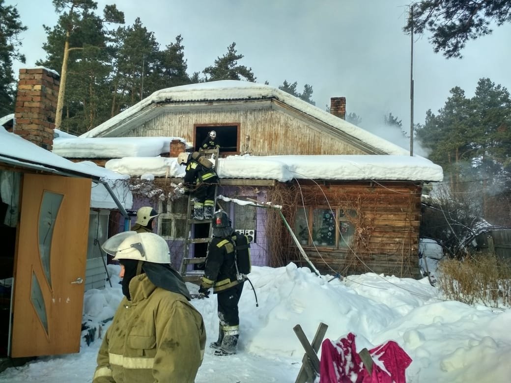 Фото пожарные на фоне горящего дома