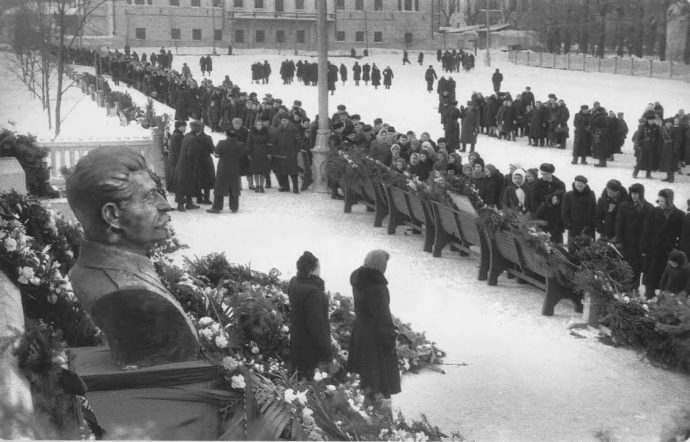 Почему после смерти сталина руководство страны оказалось вынуждено пересмотреть многие направления