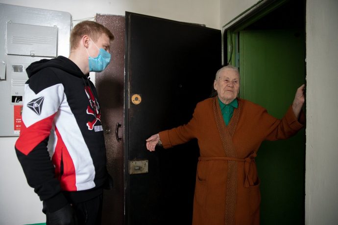 Боксеры вместе с Фондом святой Екатерины развозят продуктовые наборы ...