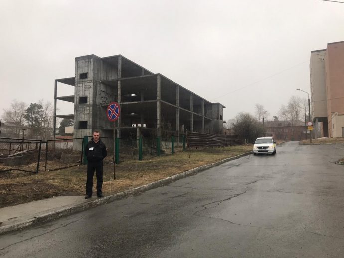 Первоуральцы обеспокоены прогулками детей по крыше недостроенного ...