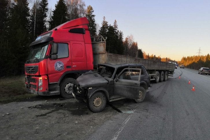 На трассе Пермь—Екатеринбург «Нива» вылетела под фуру — Городские вести