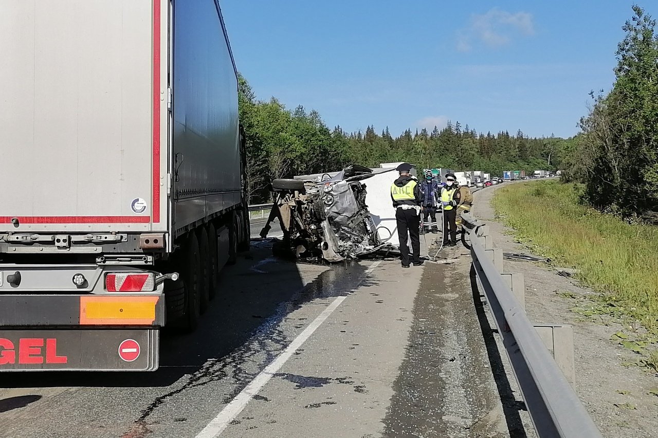 На трассе Пермь — Екатеринбург Hyundai Porter врезался в фуру. В ДТП  погибли два человека — Городские вести