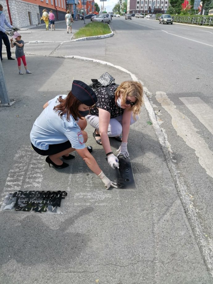 Фото человека лежащего на асфальте