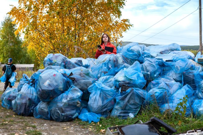 Сбор мусора в парке фото