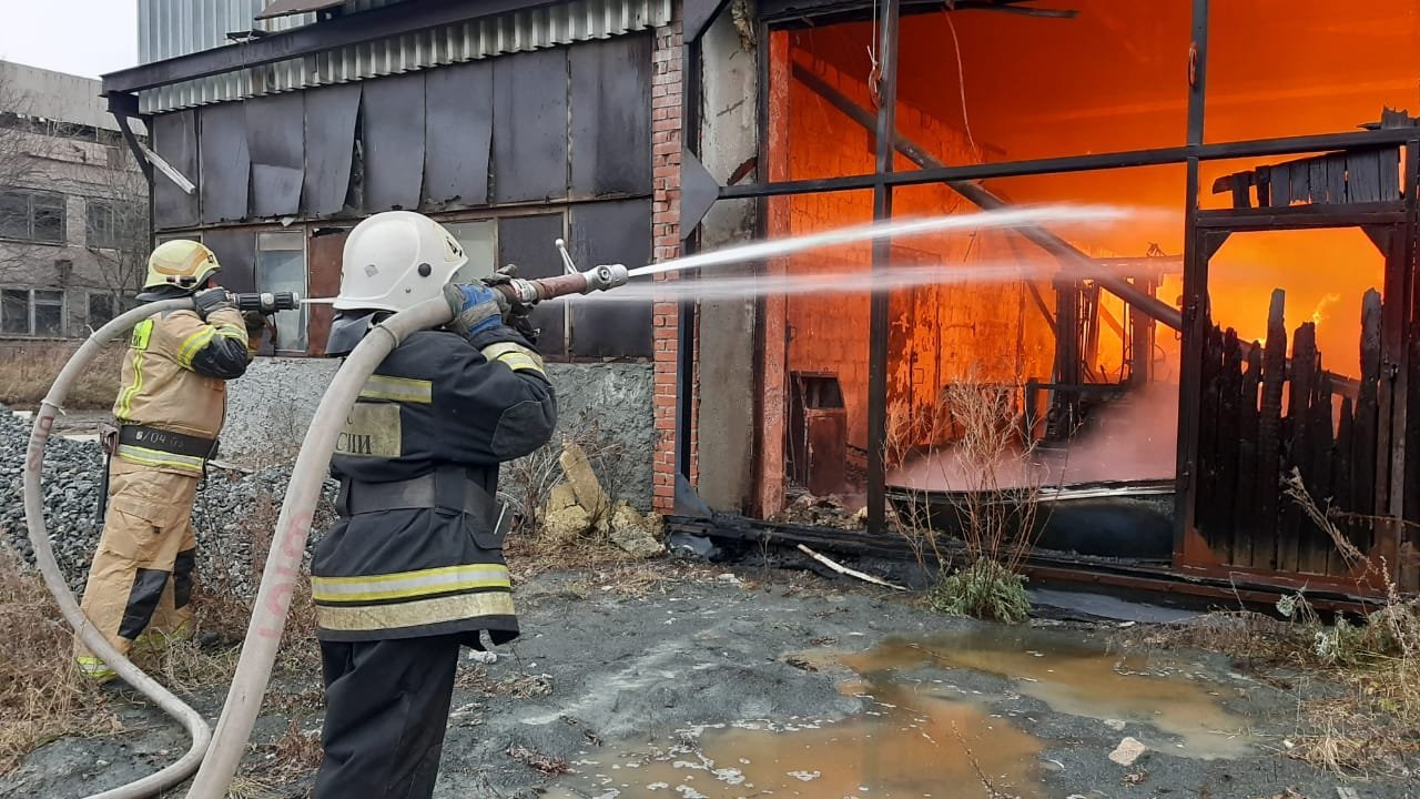 Тушат пожар горит пожар. Пожар на гофротаре Первоуральск. Тушение крупных пожаров. Пожарные в горящем здании. Тушение пожара в здании.