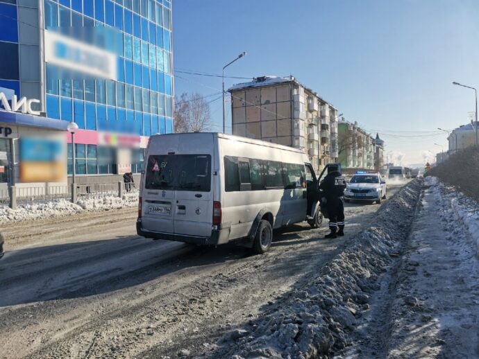 Может ли водитель автобуса открывать двери не на остановке