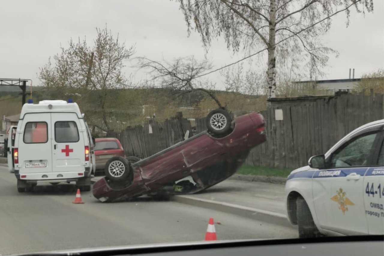 В Первоуральске ВАЗ попал в аварию, вылетел на тротуар и перевернулся —  Городские вести