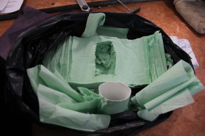 В уральский СИЗО прислали два телефона. Их спрятали в рулонах туалетной ...