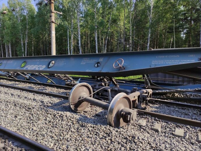 Под Первоуральском грузовой поезд сошел с рельсов. Восемь вагонов ...