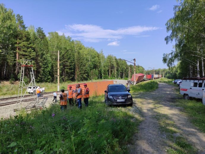 Под Первоуральском грузовой поезд сошел с рельсов. Восемь вагонов ...