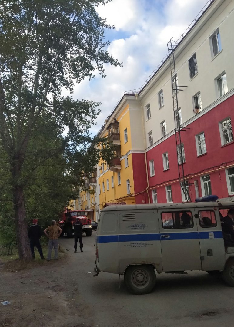 В Первоуральске мужчина сорвался с крыши дома — Городские вести