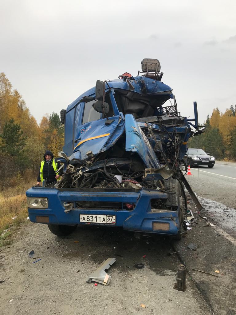 Под Ревдой КамАЗ врезался в фуру. Водителю раздавило ноги — Городские вести