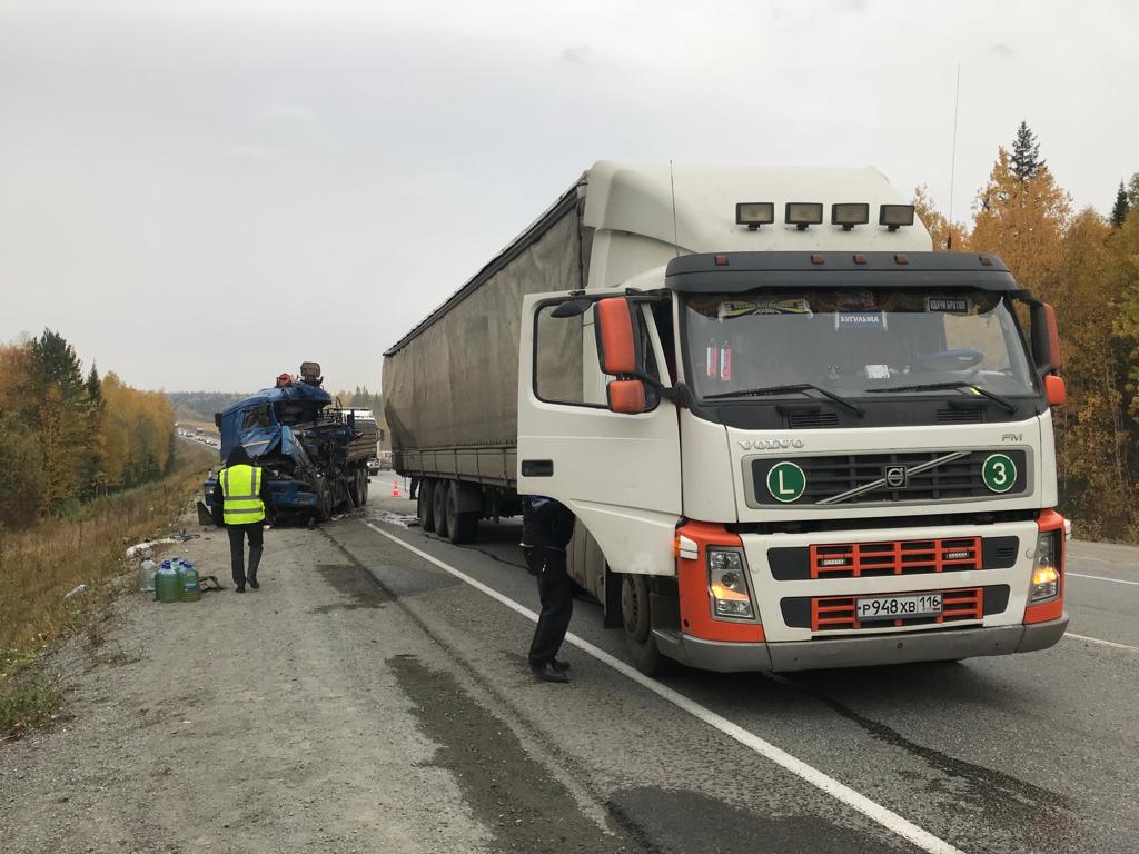 Под Ревдой КамАЗ врезался в фуру. Водителю раздавило ноги — Городские вести