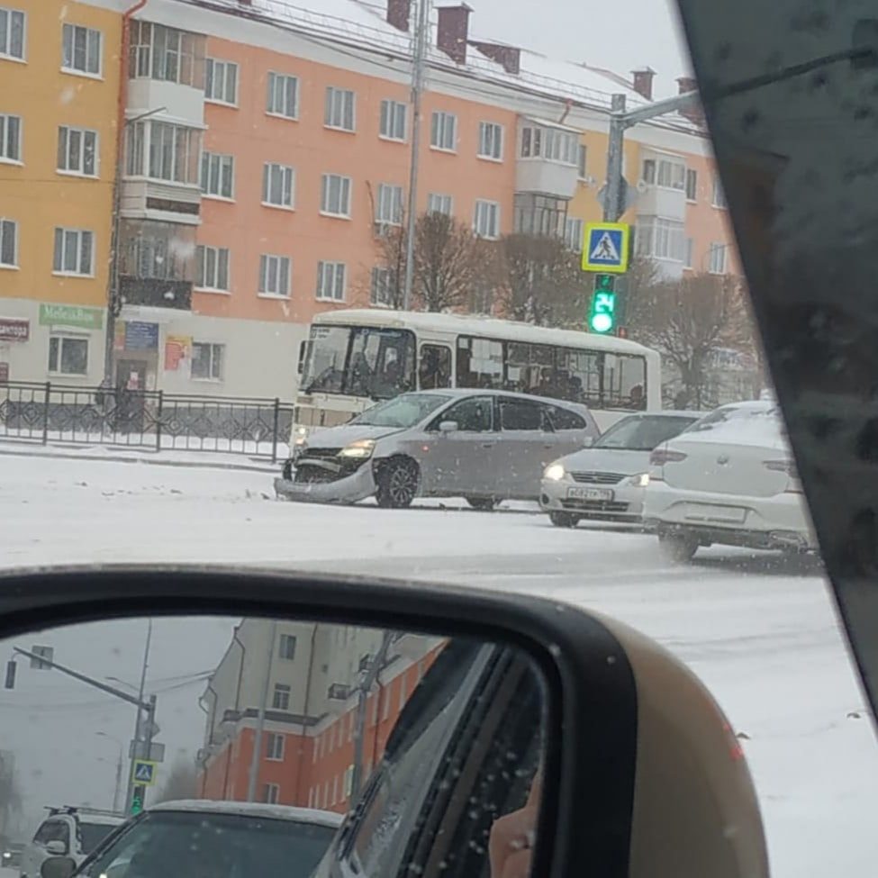 В Первоуральске автомобиль ДПС столкнулся с иномаркой, снес дорожный знак и  врезался в столб — Городские вести