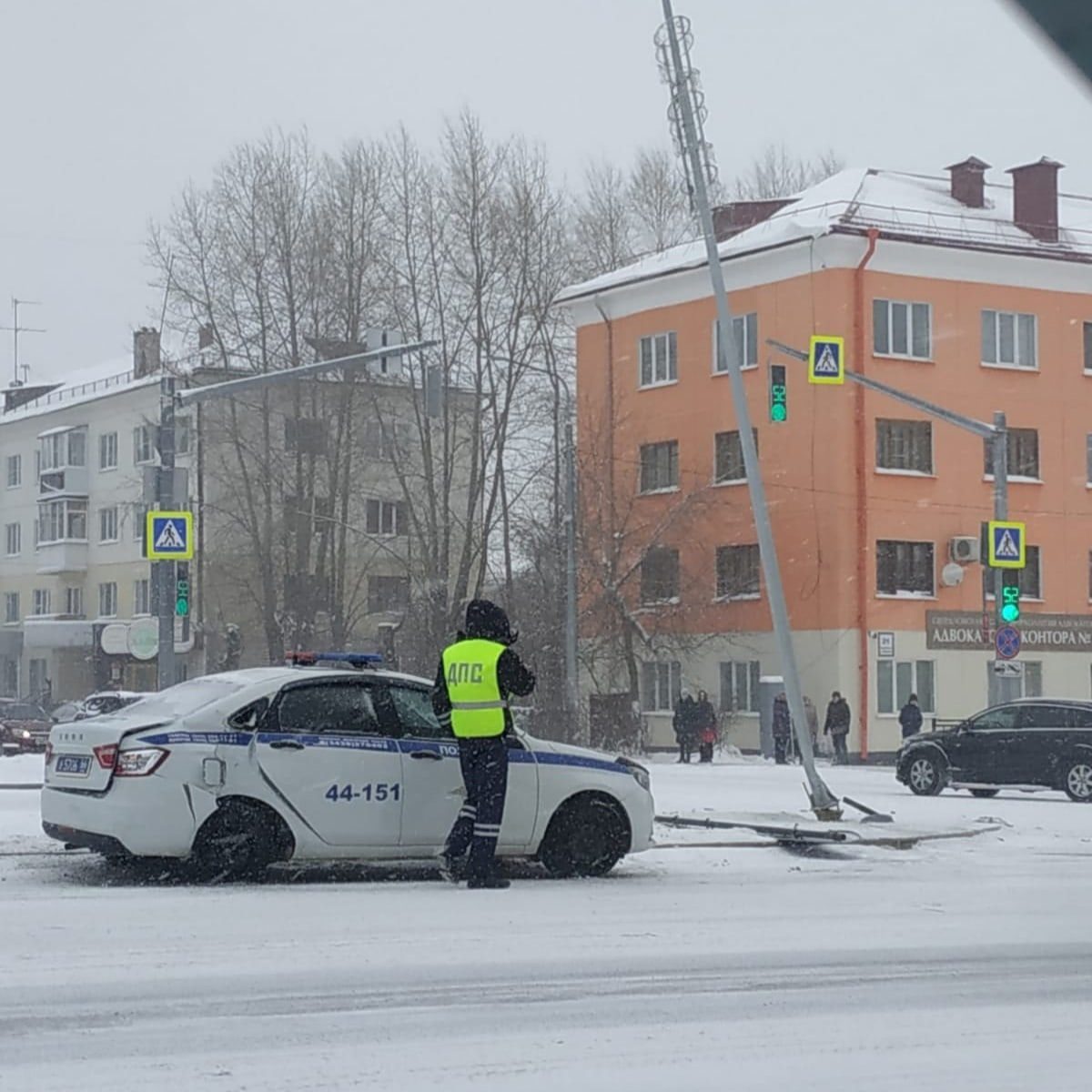 В Первоуральске автомобиль ДПС столкнулся с иномаркой, снес дорожный знак и  врезался в столб — Городские вести