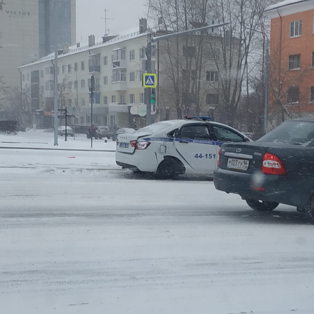 В Первоуральске автомобиль ДПС столкнулся с иномаркой, снес дорожный знак и  врезался в столб — Городские вести