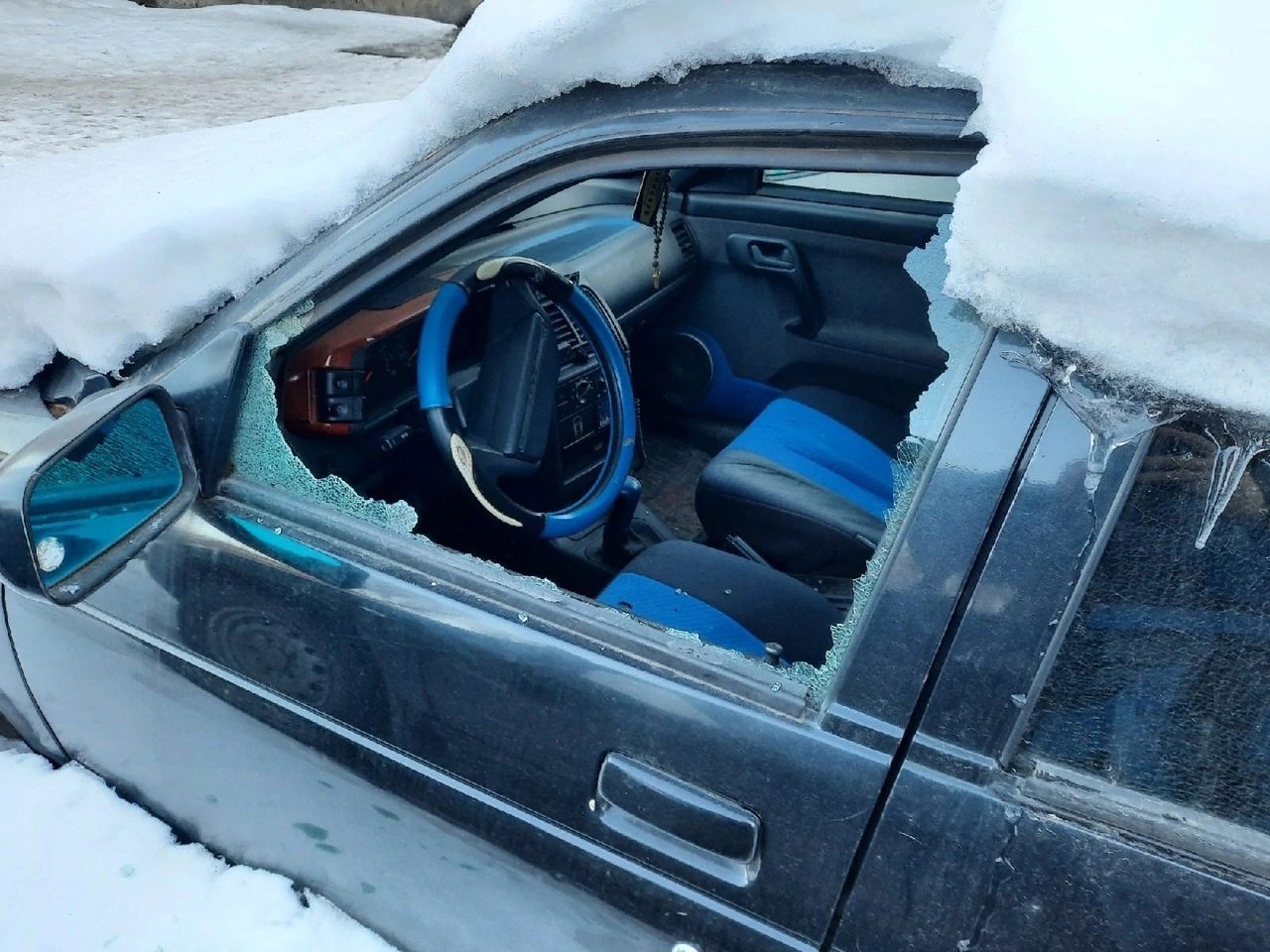 В Первоуральске бьют окна в автомобилях и крадут регистраторы — Городские  вести