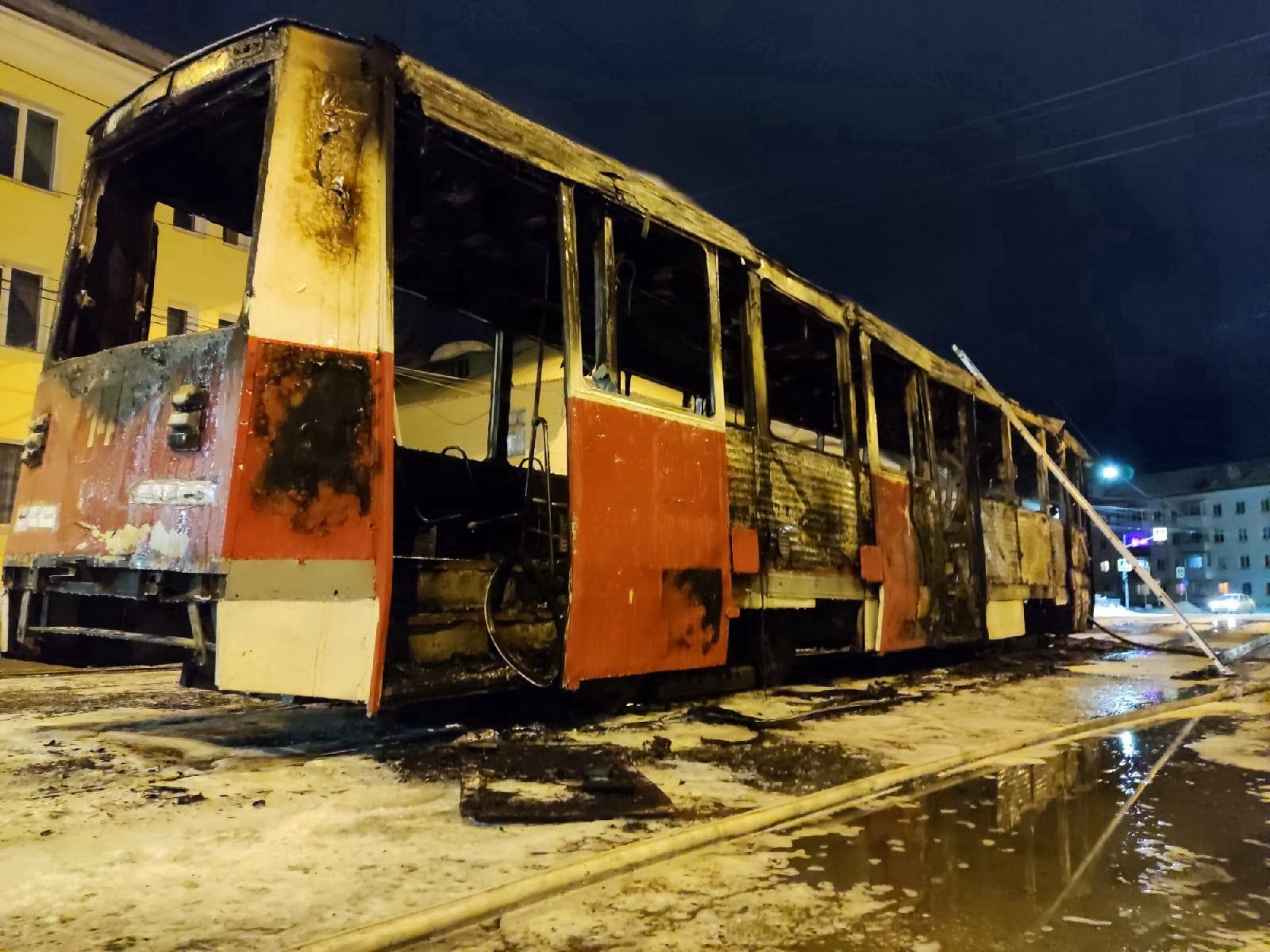 В Краснотурьинске сгорел единственный в городе трамвай. Фото — Городские  вести