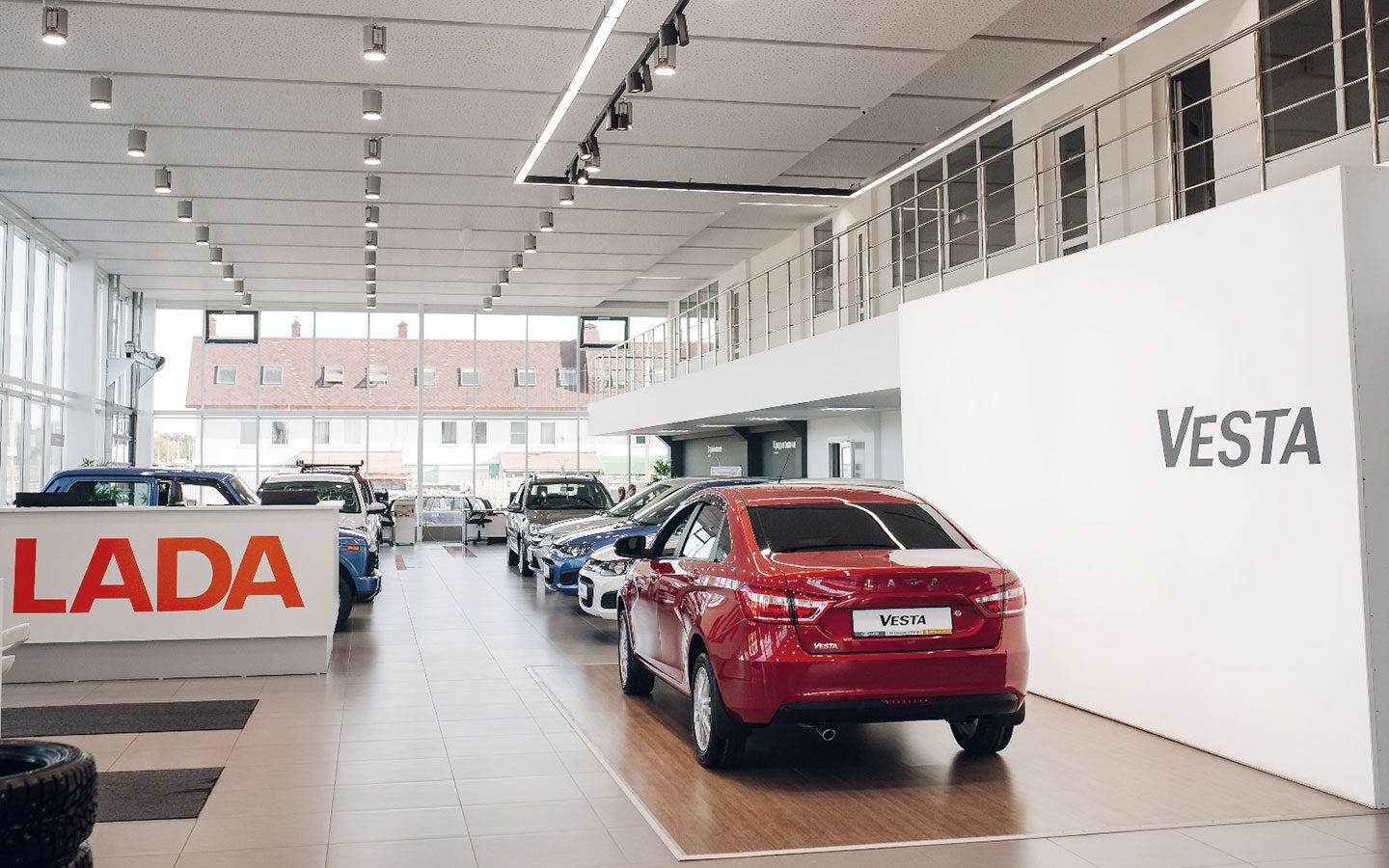 От своих такого не ожидали. АвтоВАЗ поднял цены на все модели Lada —  Городские вести