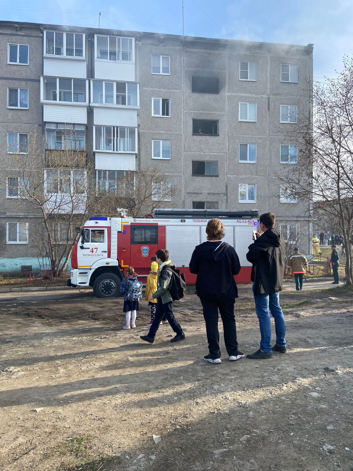 12 человек эвакуировали из горящей многоэтажки. В одной из квартир  задохнулись две кошки — Городские вести