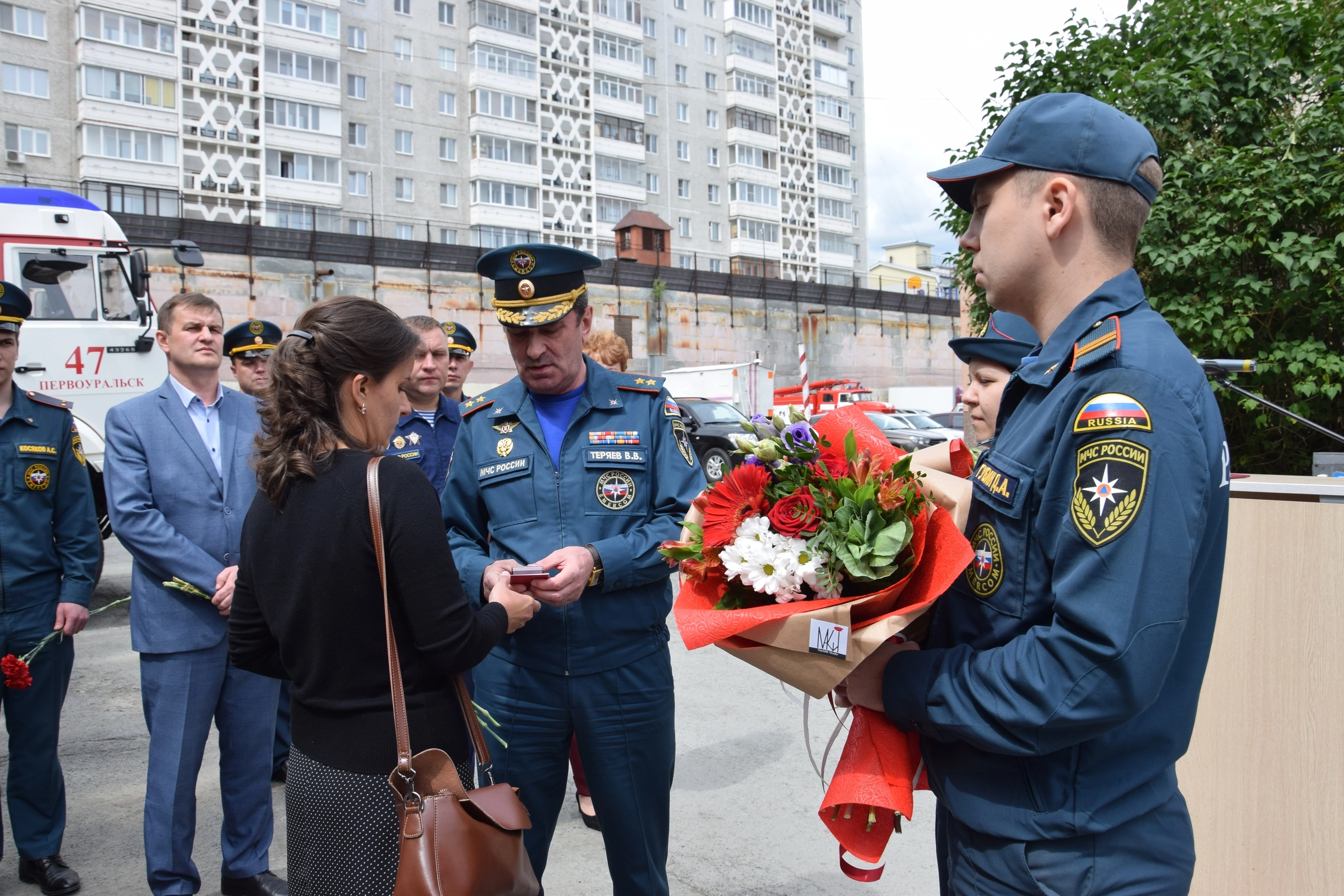 В Первоуральске установили мемориальную доску памяти погибшего пожарного