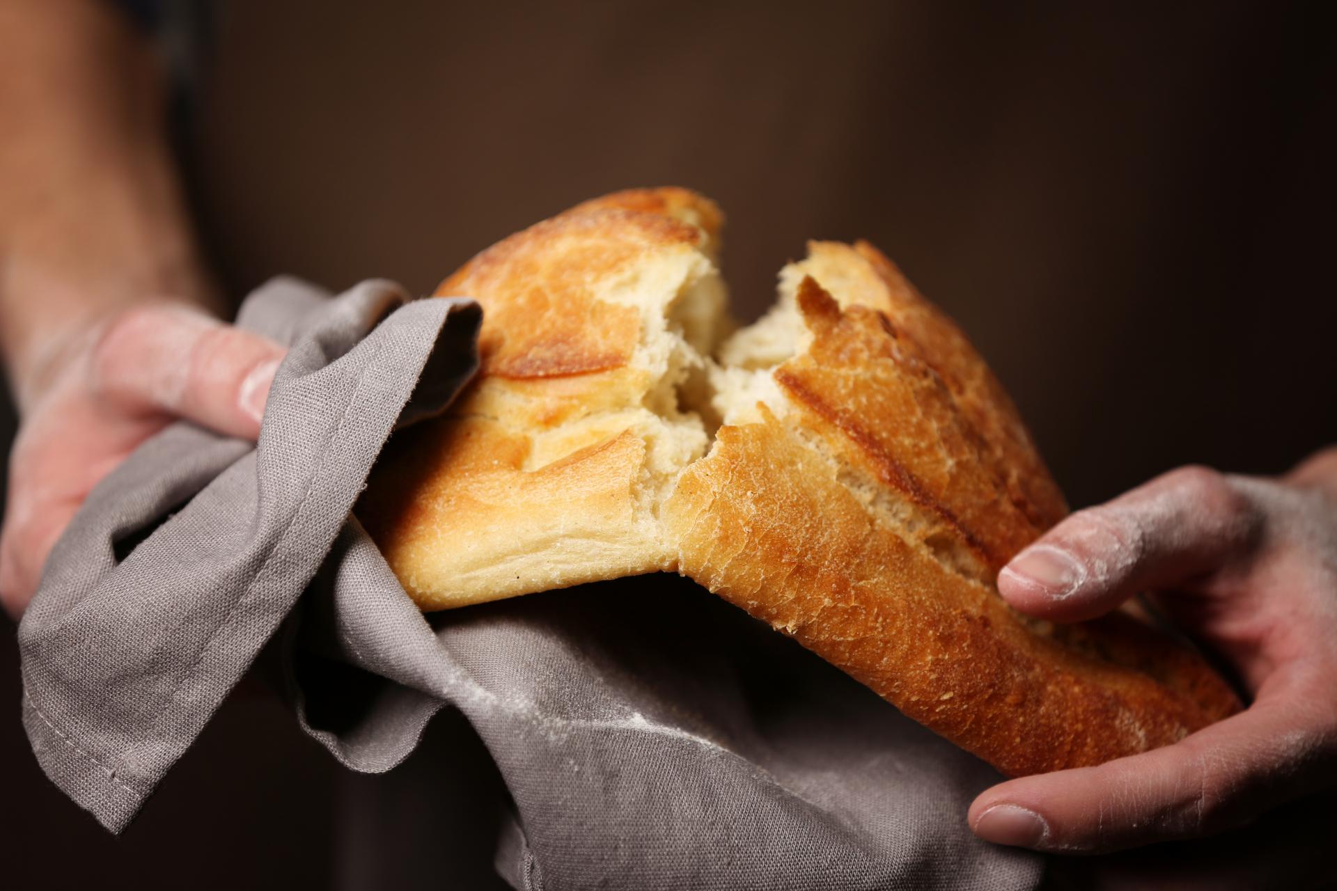 Хлеб в руках