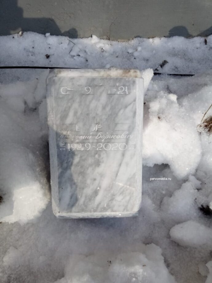 В Первоуральске нашли урну с прахом. Она валялась на помойке ...