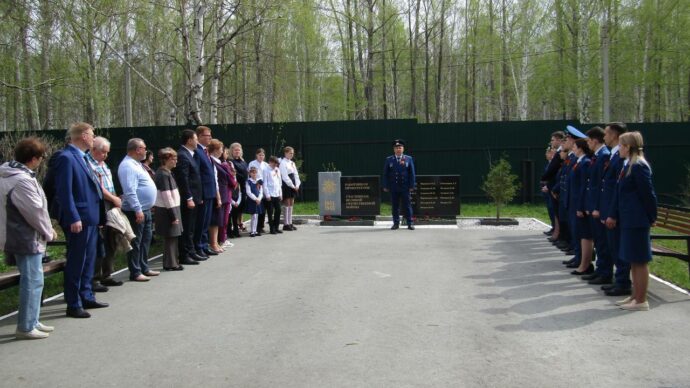 Сотрудники прокуратуры прибрались на могилах ветеранов — Городские вести