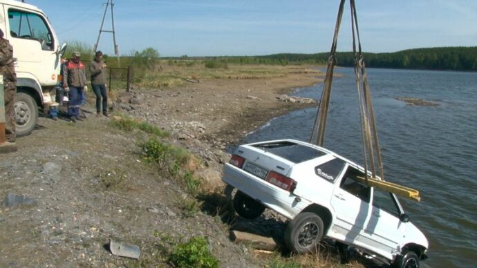 В Первоуральске пьяная компания на отечественной легковушке улетела в ...